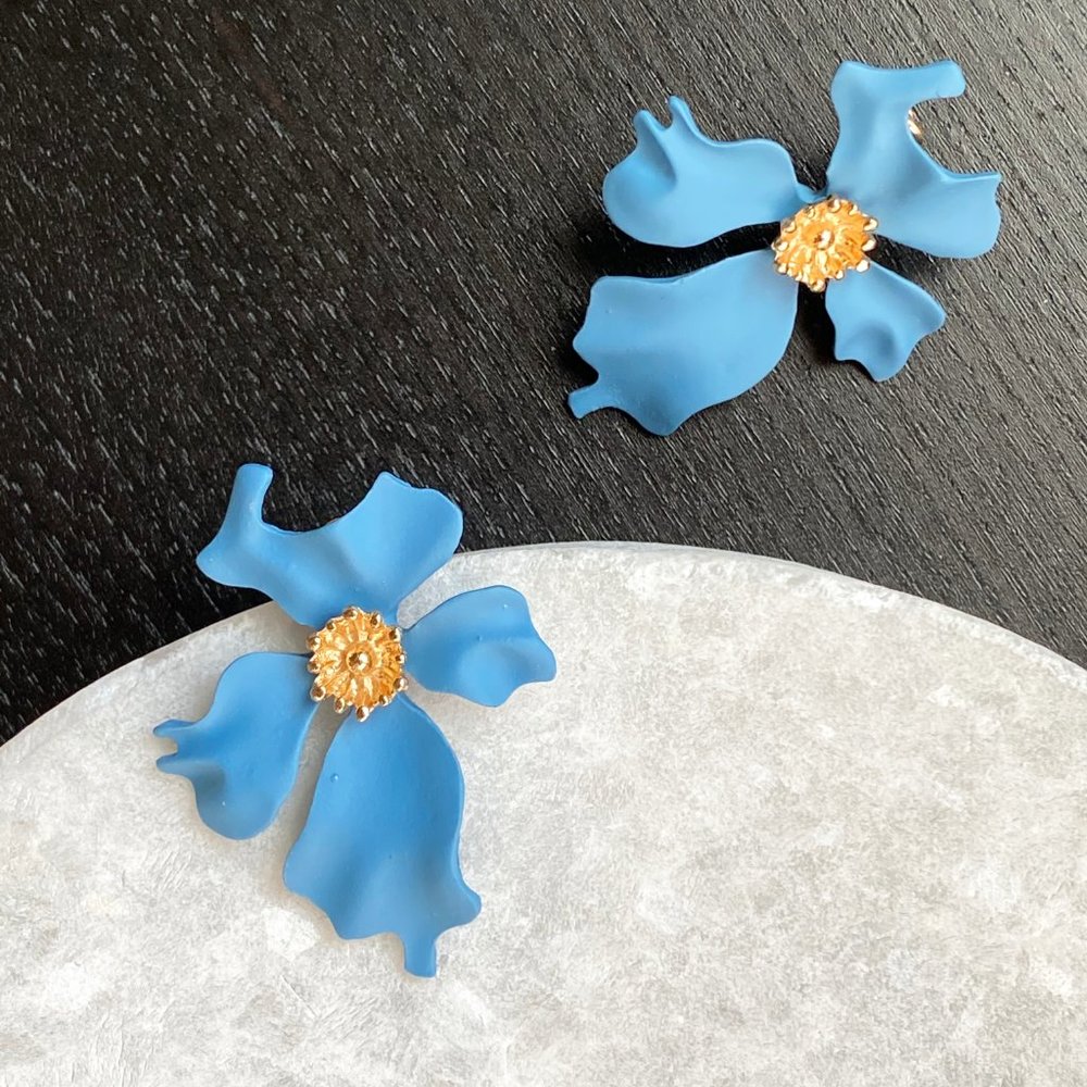 NEW Flower stud earrings in matte blue - Picture 2 of 8